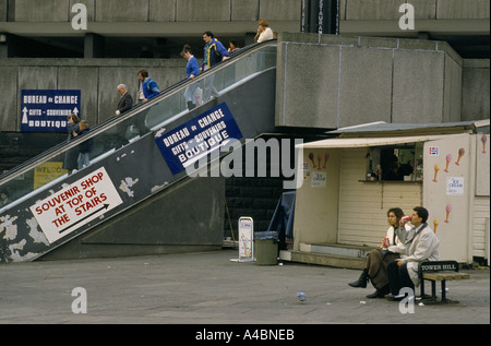 I turisti vicino alla Torre di Londra, beve COCA COLA SU BANCO, salendo sulla scala mobile., 1988 Foto Stock