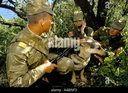 KGB guardie di confine di pattuglia con il loro cane in Gursfuv, Crimea, Russia Giugno 1990 Foto Stock