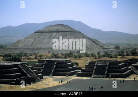 Teotihuacan, Messico. Il Tempio del Sole e la Plaza del Luna; pre-colombiana in città. Templi, i turisti a piedi. Foto Stock