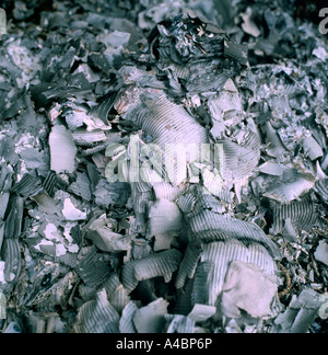 Grigio cenere da bruciare le scatole di cartone fuori in giardino, Wales, Regno Unito Foto Stock