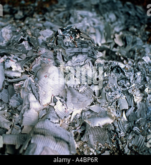 Un mucchio di ceneri grigie argentate rimaste dalle scatole di cartone bruciate in Galles UK KATHY DEWITT Foto Stock