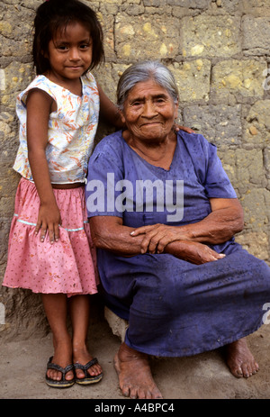 San Ignacio, Perù. Vecchia donna e bambina. Foto Stock