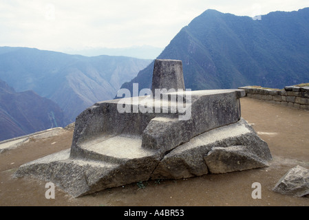 Machu Picchu, Perù. Inca Intihuatana 'Post di aggancio del Sole' osservatorio astronomico scolpito in pietra naturale. Foto Stock