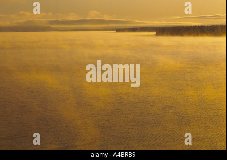 Svezia : inverno sole illumina la mattina presto la nebbia quando il sole sorge sopra il lato della contea di Ostersund Foto Stock
