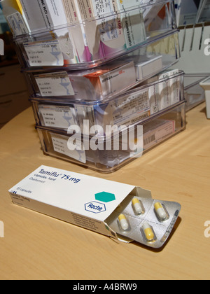 Tamiflu medicina scatola con blister e capsule closeup con un sacco di farmaco in background Roche l influenza aviaria Foto Stock