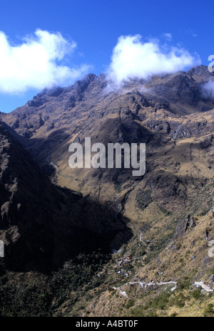 Inca Trail, Perù. Visualizza in basso la valle Lluluchayoc con il campeggio Llulucapampa. Foto Stock