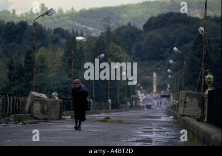 ZUGDIDI BRIDGE, ZUGDIDI, GEORGIA, 1 ottobre 1993: Una donna anziana che ha attraversato il ponte di Zugdidi per cercare di scoprire dal Abkhazians che cosa è accaduto ai suoi parenti ritorna a mani vuote. Forze Akhazian erano arrivati lì la notte prima dopo l'avanzamento verso sud da Ochamchire. Foto Stock