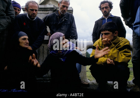 ZUGDIDI BRIDGE, ZUGDIDI, GEORGIA, 1 ottobre 1993: Una donna anziana che aveva appena attraversato il ponte Zugdidi per cercare di scoprire dal Abkhazians che cosa è accaduto ai suoi parenti spiega la situazione per gli altri come lei ritorna a mani vuote. Forze Akhazian erano arrivati lì la notte prima dopo l'avanzamento verso sud da Ochamchire. Foto Stock