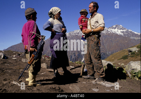 PASS CHUBERI, GEORGIA, ottobre 1993: UN RIFUGIATO georgiano famiglia poggi sulla parte superiore del misuratore di 2.780 alta Chuberi Pass mentre fuggono dal conflitto in Abkhazian Svaneti in Georgia. Foto Stock