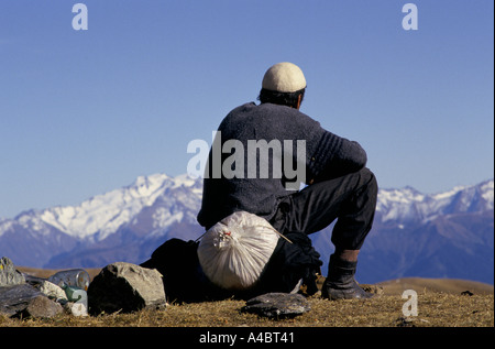 PASS CHUBERI, GEORGIA, ottobre 1993: UN RIFUGIATO georgiana si appoggia sulla parte superiore del misuratore di 2.780 alta Chuberi Pass mentre fuggono dal conflitto in Abkhazian Svaneti in Georgia. Foto Stock