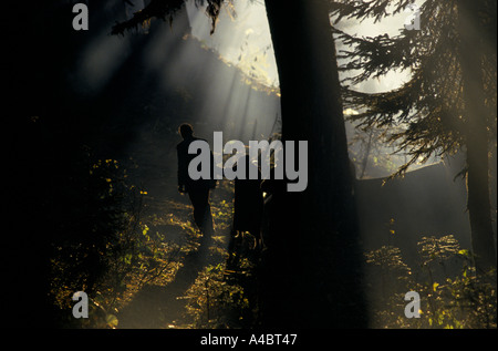 PASS CHUBERI, GEORGIA, ottobre 1993: nel freddo pungente di alba coloro che hanno accampato nella foresta dopo aver attraversato i 2.780 metri di altezza Pass Chuberi impostato su off per Chuberi. Foto Stock