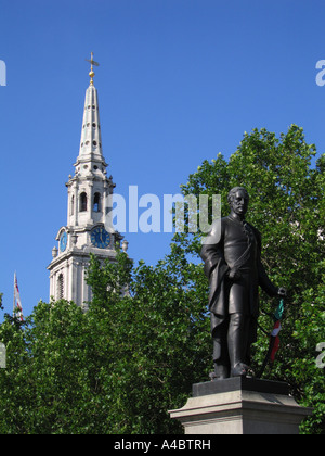 St Martin nei campi e la statua del maggior generale Sir Henry Havelock City of Westminster London REGNO UNITO Foto Stock