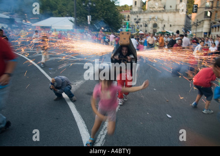 Bambini fuggire dal toro de Fuego (bolla di fuoco), Aste Nagusia fiesta, Plaza Arenal, Bilbao, Paese Basco Foto Stock