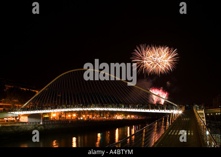 Persone in piedi sul ponte Zubizuri guardando fuochi d'artificio durante Aste Nagusia fiesta, Bilbao, Paesi Baschi Foto Stock