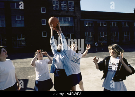 Pupilla di adolescenti la riproduzione di netball nel parco giochi della scuola. GLASGOW HOLYROOD SCUOLA SECONDARIA, maggio 1990. Foto Stock