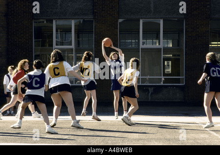 Scuola TEENAGE GIRLS PLAYING NETBALL NEL PARCO GIOCHI A GLASGOW HOLYROOD SCUOLA SECONDARIA. Maggio 1990. Foto Stock