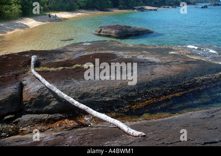 Enormi massi e le spiagge dorate della penisola di Masoala baia di Antongil Madagascar Foto Stock