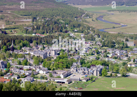 Vista aerea di Braemar Village a Deeside, Aberdeenshire. Grampian. La Scozia. XPL 4634-436 Foto Stock