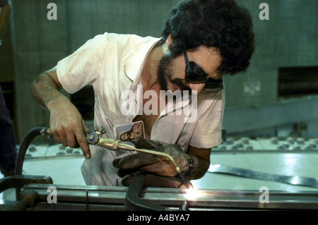 Un saldatore a lavorare sulla Diga di Itaipu Foto Stock