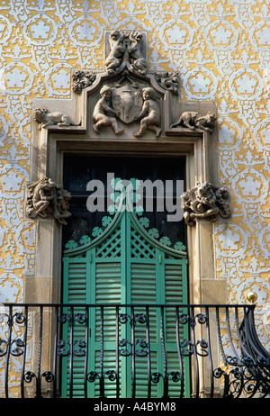 Spagna Catalunya Barcellona Casa Antoni Amatller edificio modernista nel Quadrat d'Or. Architettura moderna/Art Nouveau. Finestra e graffit Foto Stock