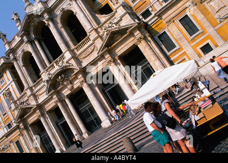 Italia Roma Basilica di Santa Maria maggiore. Chiosco sulla strada di fronte alla cattedrale Foto Stock