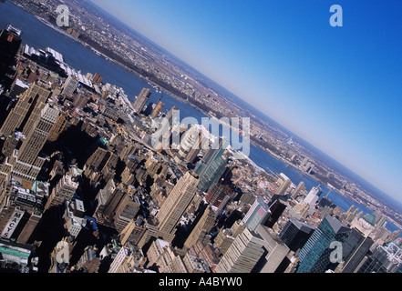 Stati Uniti d'America New York City antenna vista sullo skyline del centro cittadino di Manhattan's East Side linea di orizzonte inclinato Foto Stock