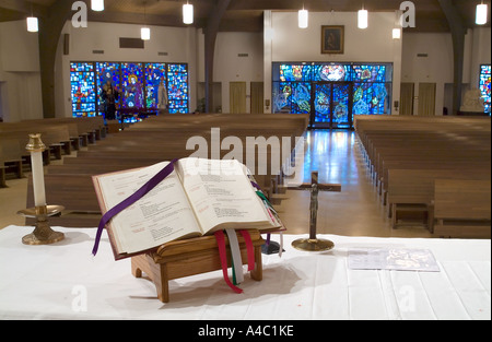 La Bibbia sull altare nella chiesa cattolica romana Foto Stock