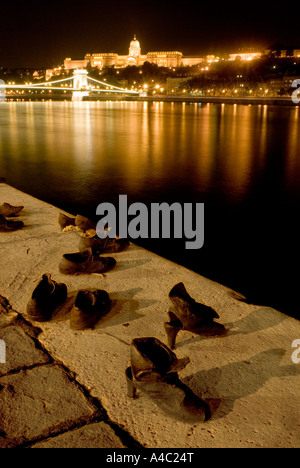 Il memoriale dell'olocausto scarpe sul Danubio Promenade di notte Budapest Ungheria Foto Stock