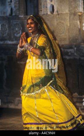 Ballerino di Rajasthani Udaipur India Foto Stock