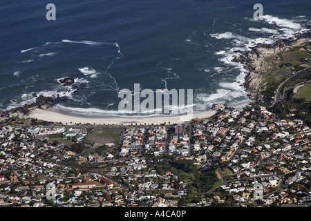 La spiaggia di Camps Bay Sud Africa ( vista dalla cima della montagna della tavola ) Foto Stock