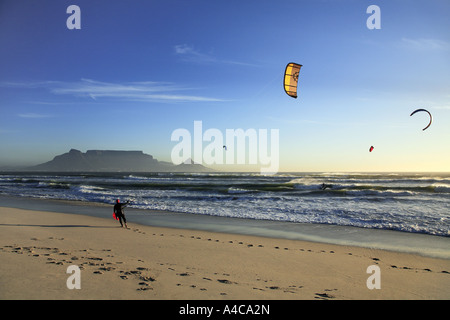Il kite surf in spiaggia Bloubergstrand Sud Africa Foto Stock