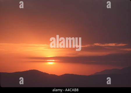 Regolazione del sole oltre il cordolo Abuthum Ganesh Himal regione ovest Nepal centrale Foto Stock