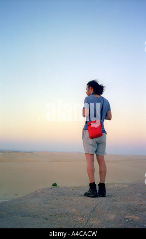 Tourist guardando verso il Deserto Occidentale in Egitto Foto Stock