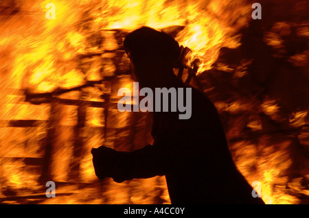 Notte dei falò east hoathly frequentatori di carnevale correre di fronte al fuoco. Foto da Jim Holden Foto Stock