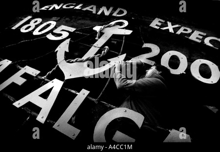 Notte dei falò preparati: banner di scheda infiammabili sarà portato variopinto attraverso le strade. Foto da Jim Holden. Foto Stock