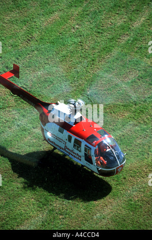 Salvataggio in elicottero atterraggio sul prato verde, Markdorf Germania meridionale Foto Stock