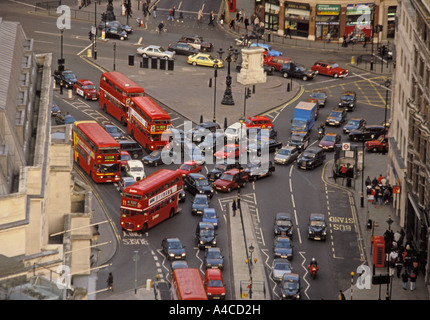 Traffico paralizzata con Londra autobus rossi, Black Cabs, taxi, private e dei veicoli commerciali congestionata nel Central London, Regno Unito Foto Stock