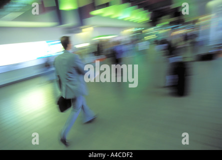 Business man walking tramite airport sfocata immagine di movimento Foto Stock