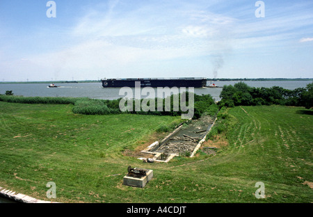 Il vecchio modo di chiuse e gate dove la guerra civile prigionieri e suppliees sono state scaricate Fort Delaware sul pisello isola Patch nel Delaware Foto Stock