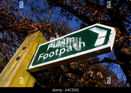 Un verde sentiero pubblico segno nel mondo rurale, Devon Foto Stock