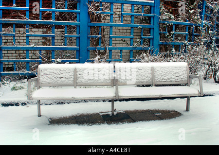 Neve a copertura di un mini parco,nella città di Hanely, Stoke-On-Trent, Staffordshire, Regno Unito. Foto Stock