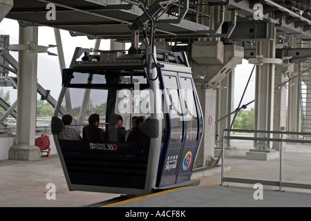 I passeggeri a bordo della Funicolare Ngong Ping 360 in Hong Kong Foto Stock