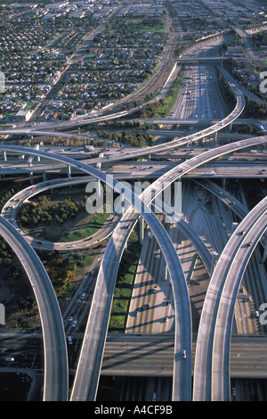 Vista aerea di Los Angeles le superstrade 110 e 105 mescolando insieme come spaghetti cementato Foto Stock