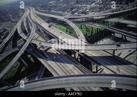 Vista aerea di Los Angeles le superstrade 110 e 105 mescolando insieme come i nastri di cemento Foto Stock