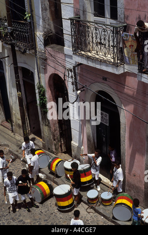 Salvador, Brasile. Tamburo Olodum con banda verde, rosso, giallo e nero tamburi preparazione del gioco di colonial Pelourinho. Foto Stock