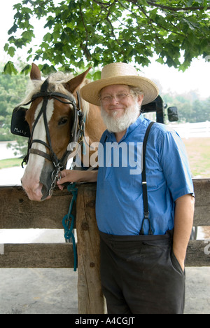 Jack Meyer proprietario di Aaron Jessica s Buggy Rides uccello in mano PA Foto Stock