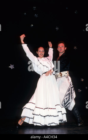 Argentina. Gaucho ballerina con partner di sesso femminile nel lungo abito bianco ballare il tango. Foto Stock