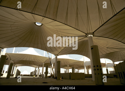 Hajj Terminale, costruita appositamente per gestire i pellegrini stranieri, in costruzione presso la King Abdulaziz International Airport, Jeddah Foto Stock