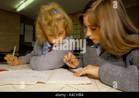 Ragazze in aula, apprendere insieme. Foto Stock