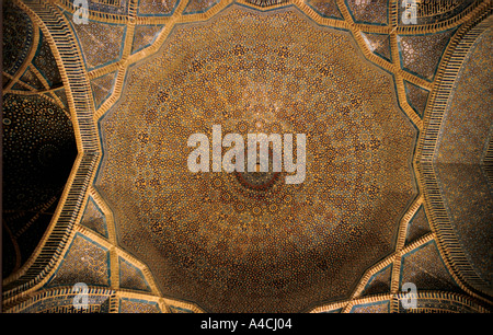 Tilework intricati e arte decorano l'interno della cupola al Shah Jehan moschea, Thatta, Pakistan Foto Stock